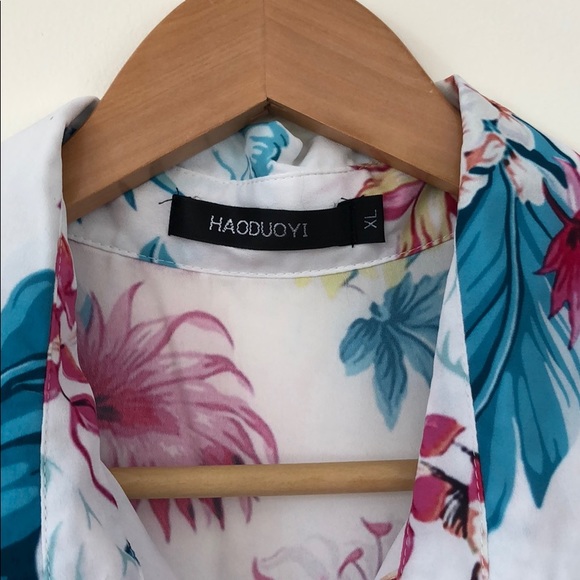 🌸 3/$30 Sheer floral top - Picture 3 of 3